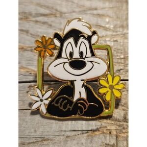 Looney Tunes Pepe Le‎ Pew Flower Lapel Pin Warner Bros Cartoon Character